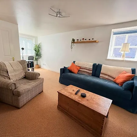 Tranquil 3-bed With Parking & Garden Сasa de vacaciones