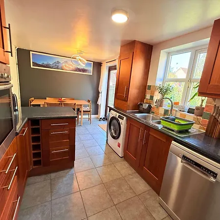 Tranquil 3-bed With Parking & Garden *