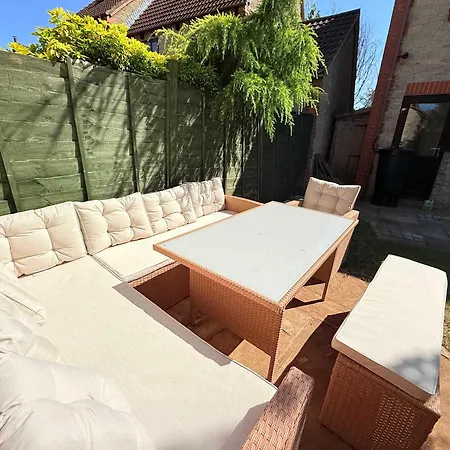 Tranquil 3-bed With Parking & Garden Сasa de vacaciones *