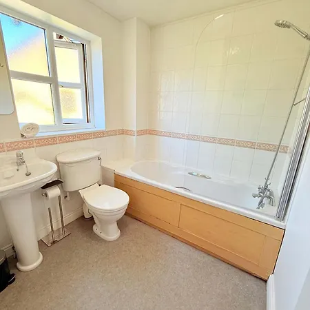 Tranquil 3-bed With Parking & Garden Сasa de vacaciones *