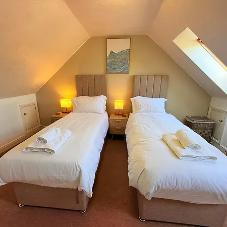 Tranquil 3-bed With Parking & Garden Сasa de vacaciones
