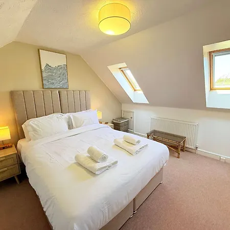 Tranquil 3-bed With Parking & Garden Nyaraló