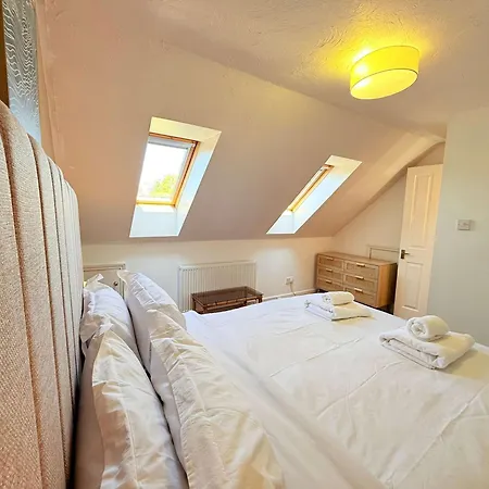 Tranquil 3-bed With Parking & Garden Nyaraló