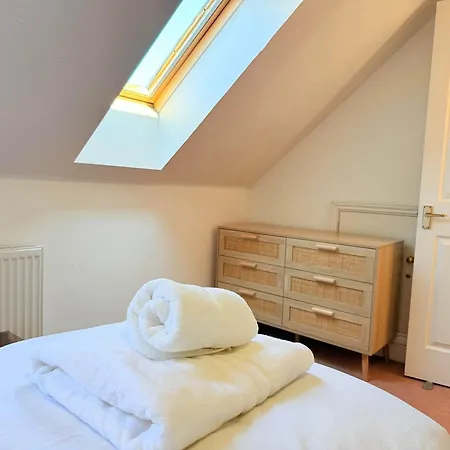Tranquil 3-bed With Parking & Garden Сasa de vacaciones