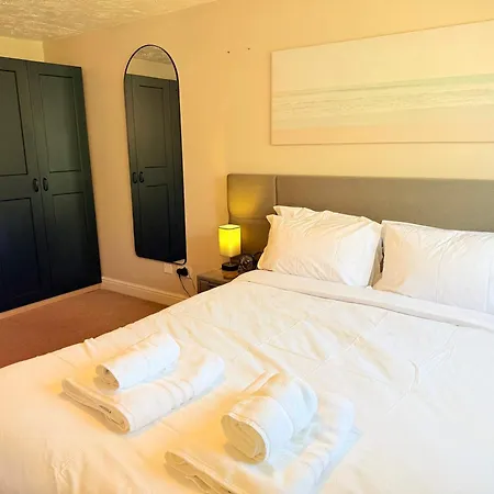 Tranquil 3-bed With Parking & Garden