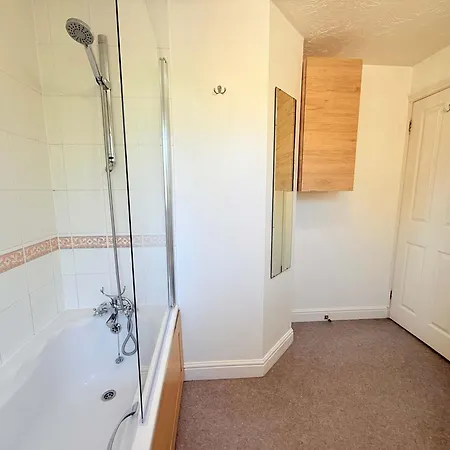 Tranquil 3-bed With Parking & Garden Сasa de vacaciones *