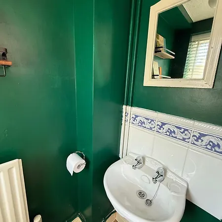 Tranquil 3-bed With Parking & Garden