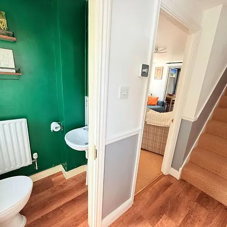Tranquil 3-bed With Parking & Garden Nyaraló *