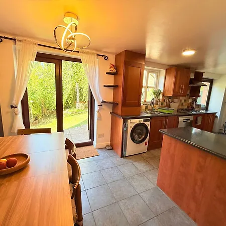 Tranquil 3-bed With Parking & Garden Сasa de vacaciones *