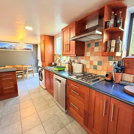 Tranquil 3-bed With Parking & Garden Сasa de vacaciones