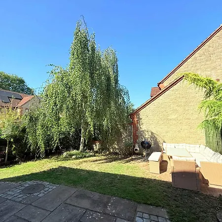 Tranquil 3-bed With Parking & Garden Nyaraló
