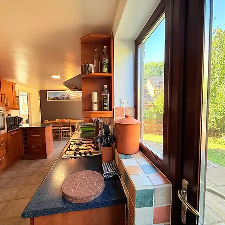 Tranquil 3-bed With Parking & Garden Сasa de vacaciones *