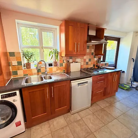 Nyaraló Tranquil 3-bed With Parking & Garden *