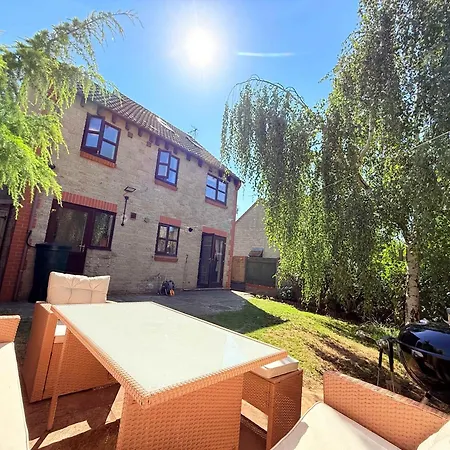 Tranquil 3-bed With Parking & Garden *