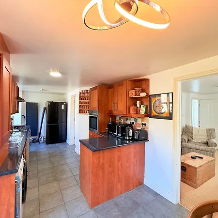 Nyaraló Tranquil 3-bed With Parking & Garden *